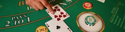 Antarmuka aplikasi Android amorbet dengan meja dealer langsung dan pilihan sportsbook
